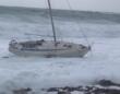 Maltempo in Salento, la furia del vento su Leuca: barca a vela rompe gli ormeggi e si schianta sugli scogli – VIDEO
