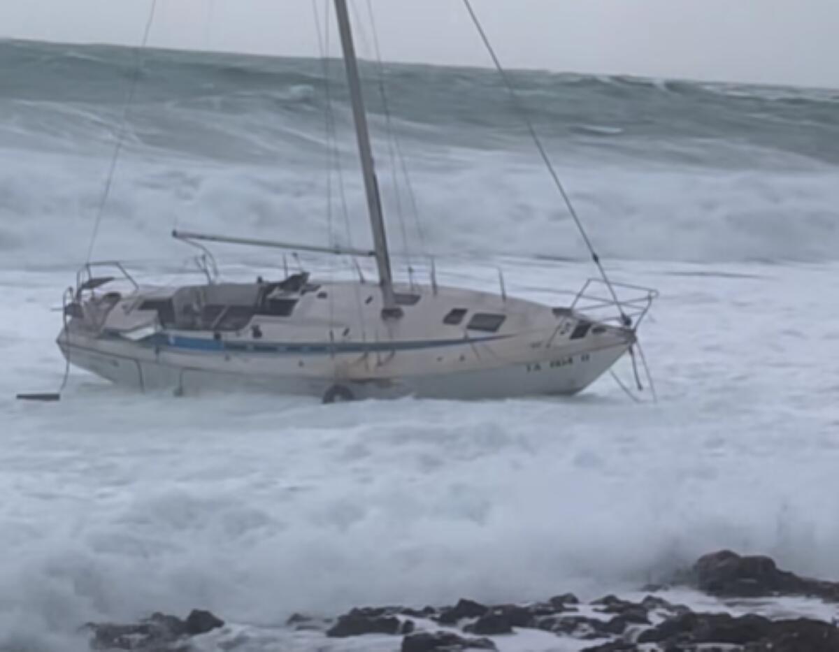 Galleria foto 'Maltempo in Salento, la furia del vento su Leuca: barca a vela rompe gli ormeggi e si schianta sugli scogli – VIDEO' - foto 1