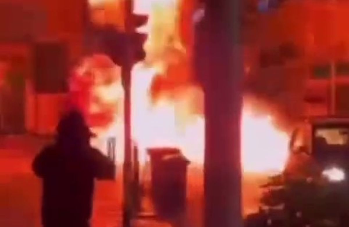 Capodanno di follia a Trani, ragazzini creano il caos: grossi petardi esplodono in strada. Le immagini virali – VIDEO Capodanno di follia a Trani, ragazzini creano il caos: grossi petardi esplodono in strada. Le immagini virali – VIDEO