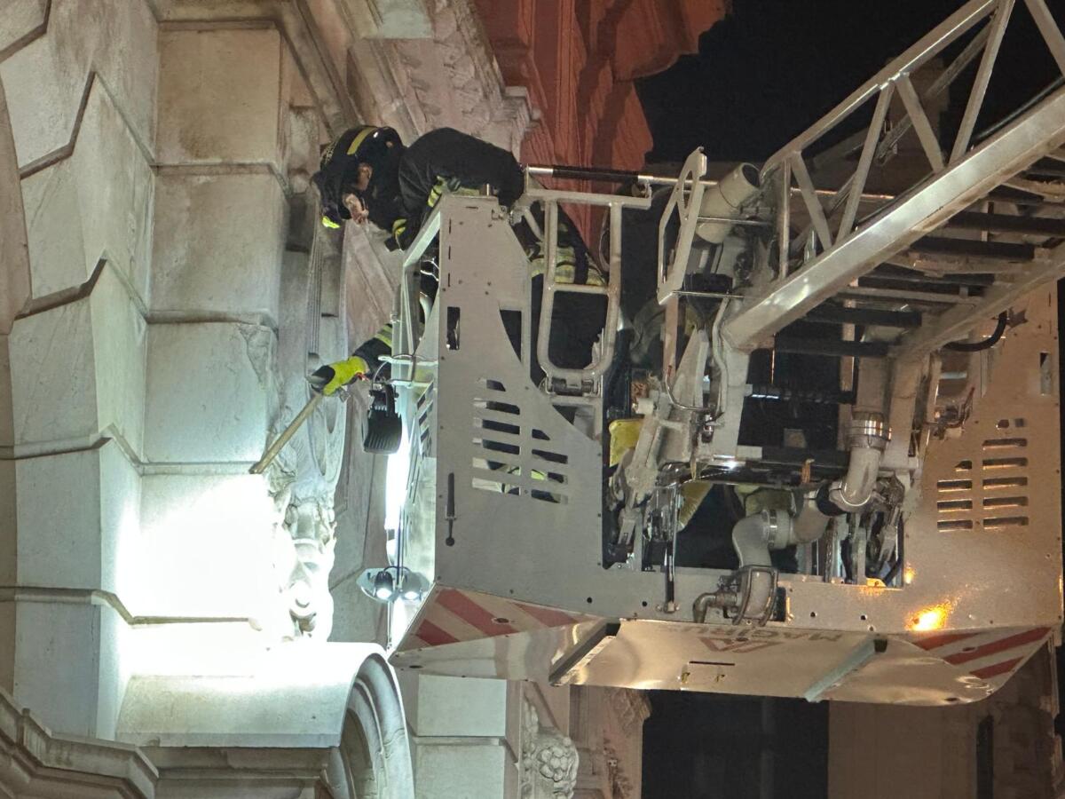 Galleria foto 'Bari, calcinaccio cade dalla facciata del teatro Petruzzelli: nessun danno evidenziato – FOTO' - foto 1