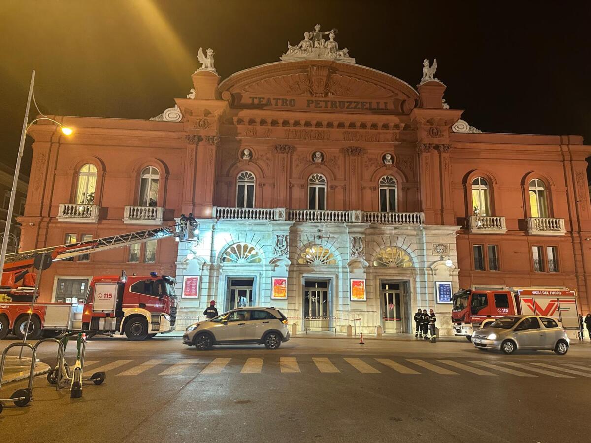 Galleria foto 'Bari, calcinaccio cade dalla facciata del teatro Petruzzelli: nessun danno evidenziato – FOTO' - foto 2