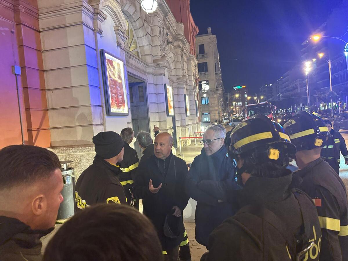 Galleria foto 'Bari, calcinaccio cade dalla facciata del teatro Petruzzelli: nessun danno evidenziato – FOTO' - foto 3