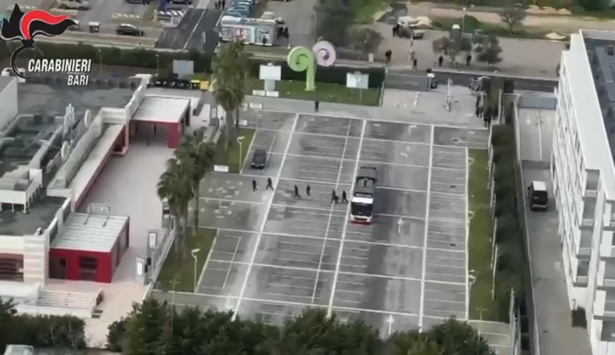 Galleria foto 'Bari, passeggeri bus sequestrati e portati nel cinema: ma è un’esercitazione – VIDEO' - foto 1