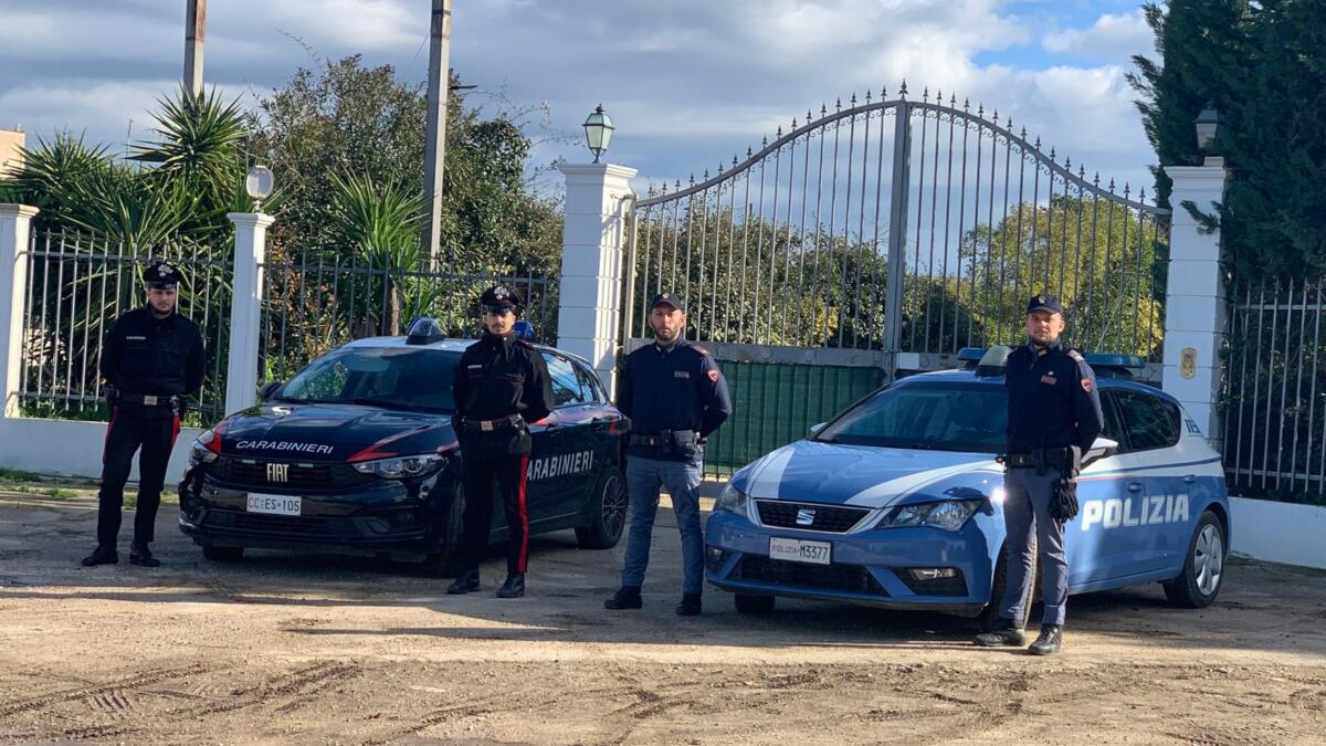 Incendio nel centro di accoglienza a Canosa, polizia e carabinieri salvano un uomo dalle fiamme Incendio nel centro di accoglienza a Canosa, polizia e carabinieri salvano un uomo dalle fiamme