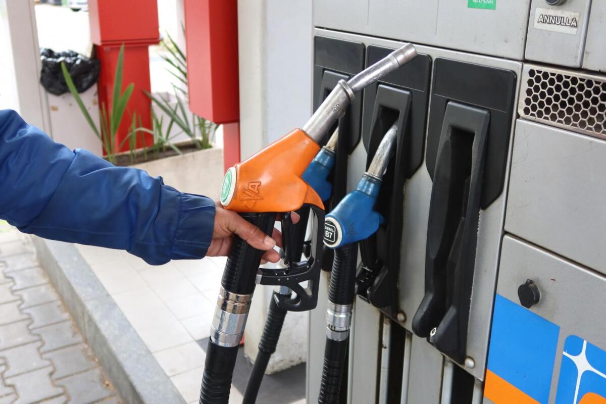 Effetto accise sui carburanti, per la prima volta dopo tre anni il gasolio costa più della benzina Effetto accise sui carburanti, per la prima volta dopo tre anni il gasolio costa più della benzina