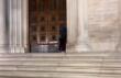 Degrado a Bari, il portone della chiesa del Redentore usato come orinatoio: la denuncia social – VIDEO