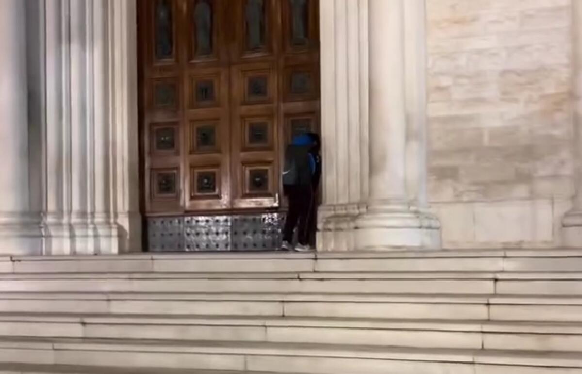 Galleria foto 'Degrado a Bari, il portone della chiesa del Redentore usato come orinatoio: la denuncia social – VIDEO' - foto 1