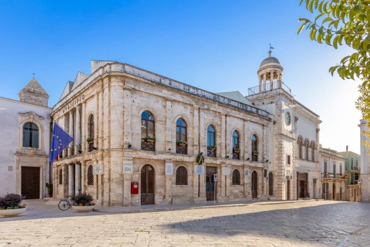 Galleria foto 'Conversano, sospeso il Consiglio comunale: dopo la sfiducia al sindaco Lovascio arriva il commissario prefettizio' - foto 1