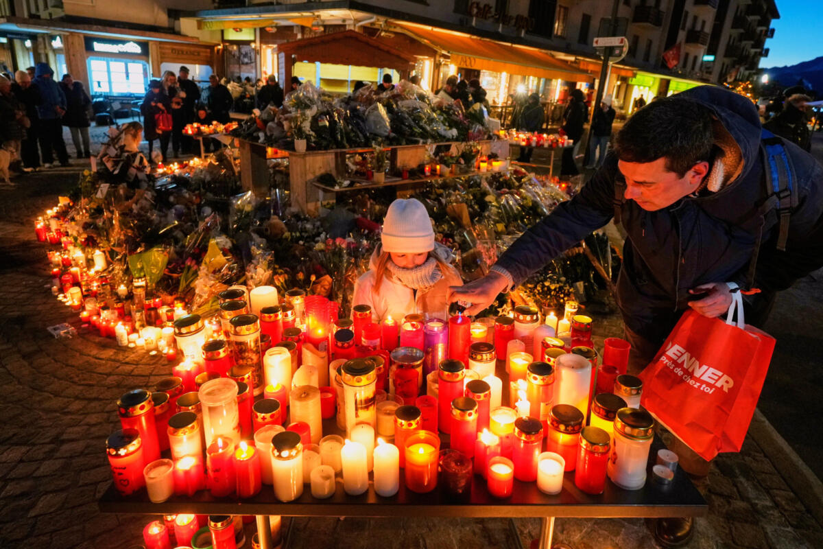 Tragedia di Capodanno a Crans-Montana, il 7 gennaio un minuto di silenzio in tutte le scuole italiane Tragedia di Capodanno a Crans-Montana, il 7 gennaio un minuto di silenzio in tutte le scuole italiane