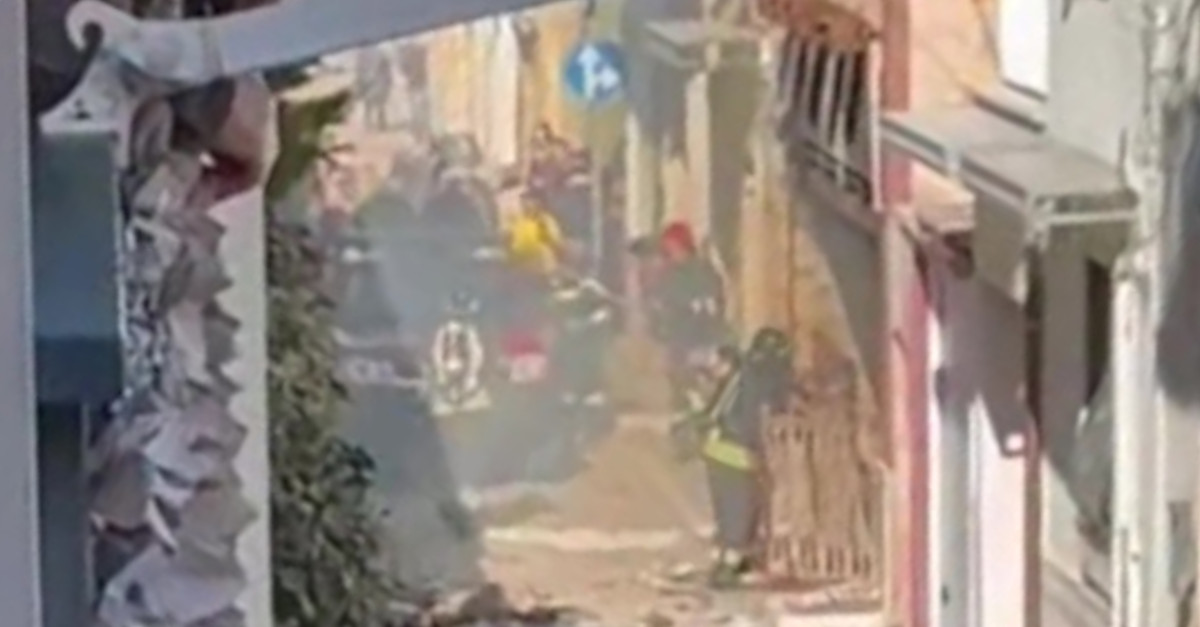 Galleria foto 'Adelfia, edificio crolla dopo un’esplosione: si cercano due anziani sotto le macerie. Vigili del fuoco al lavoro' - foto 1