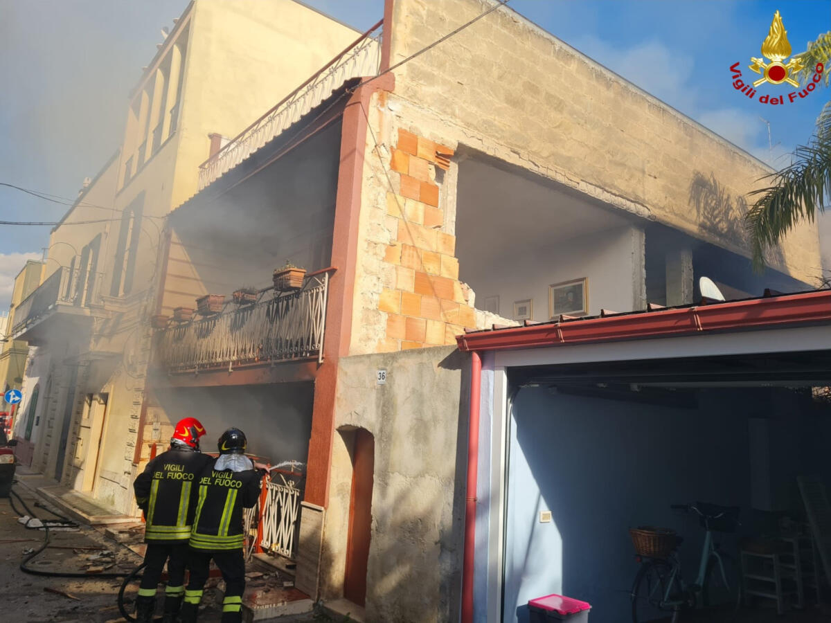 Galleria foto 'Esplosione ad Adelfia, trovati morti i due anziani. Il sindaco: «I vicini volevano entrare ma le fiamme erano troppo alte» – FOTO e VIDEO' - foto 3