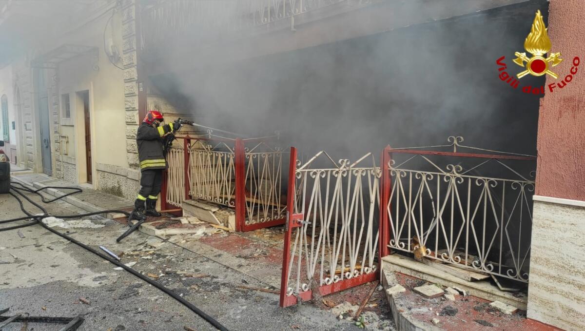 Galleria foto 'Esplosione ad Adelfia, trovati morti i due anziani. Il sindaco: «I vicini volevano entrare ma le fiamme erano troppo alte» – FOTO e VIDEO' - foto 2