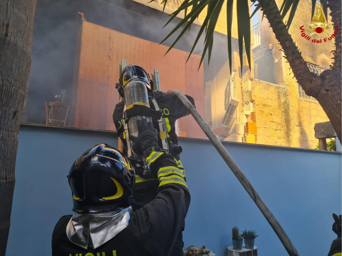 Galleria foto 'Esplosione ad Adelfia, trovati morti i due anziani. Il sindaco: «I vicini volevano entrare ma le fiamme erano troppo alte» – FOTO e VIDEO' - foto 1