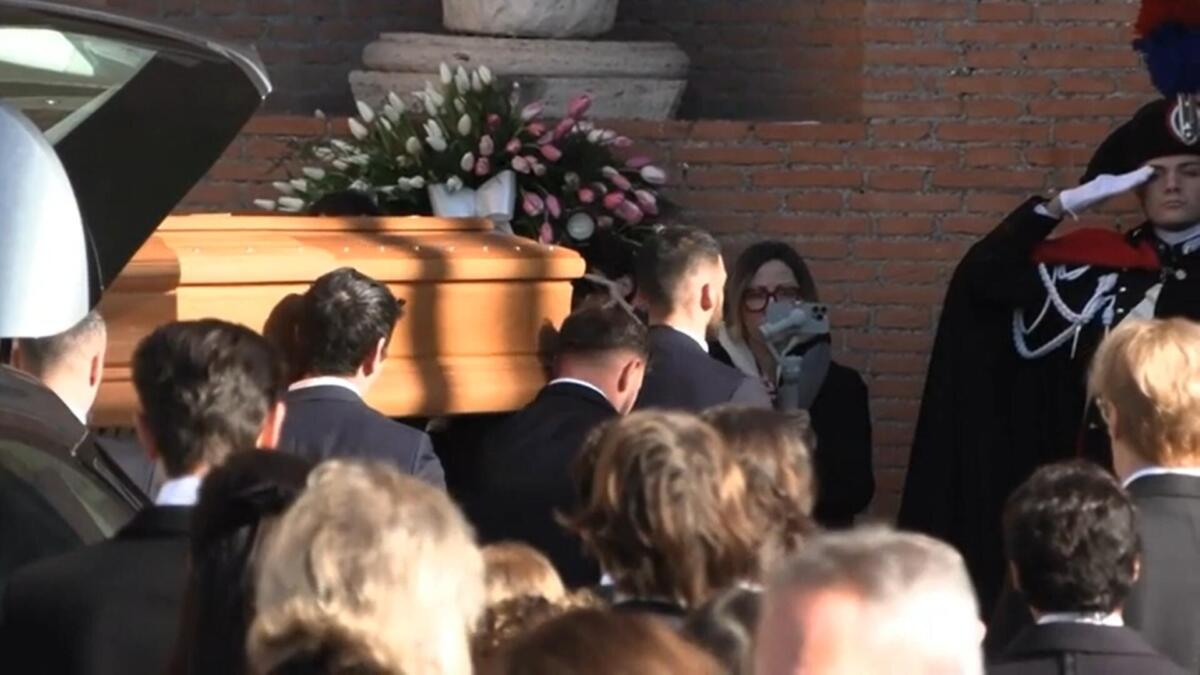 Roma piange Valentino, addio all’ultimo imperatore della moda tra bellezza e commozione Roma piange Valentino, addio all’ultimo imperatore della moda tra bellezza e commozione