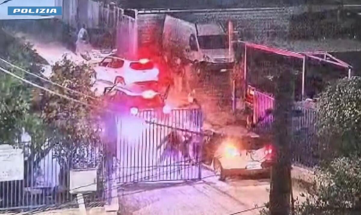 Galleria foto 'Follia dopo furto a Bitonto, tenta di investire gli agenti con l’auto rubata per scappare: arrestato 32enne – VIDEO' - foto 1