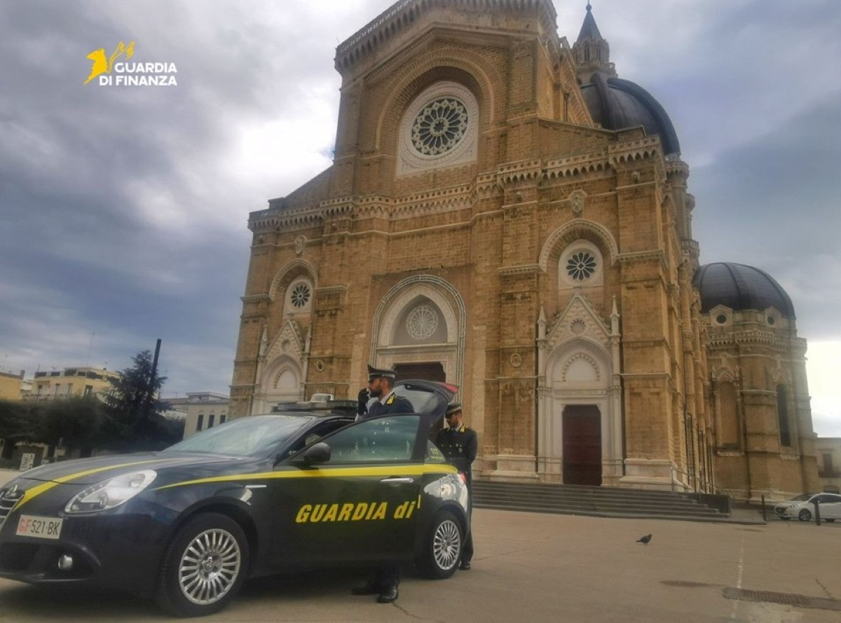 Galleria foto 'Estorsione ai danni di braccianti nel Foggiano: in manette coniugi stranieri' - foto 1