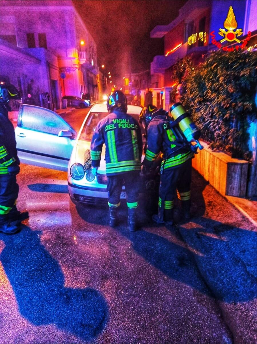 Auto a fuoco a San Vito dei Normanni: intervento dei vigili del fuoco nel centro abitato