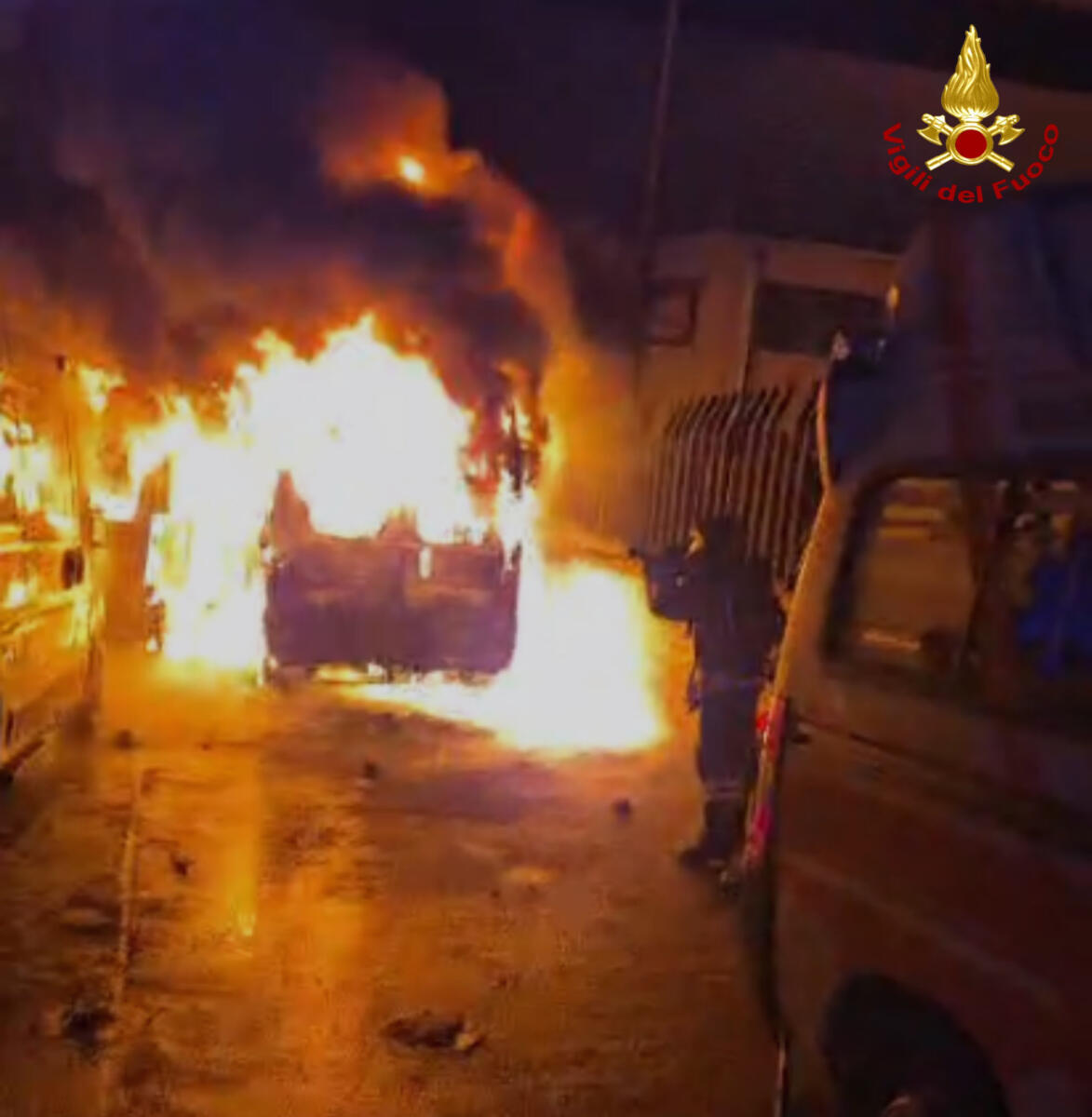 Galleria foto 'Bari, tre ambulanze a fuoco nel quartiere San Paolo: le fiamme lambiscono la chiesa di San Gabriele – VIDEO' - foto 1