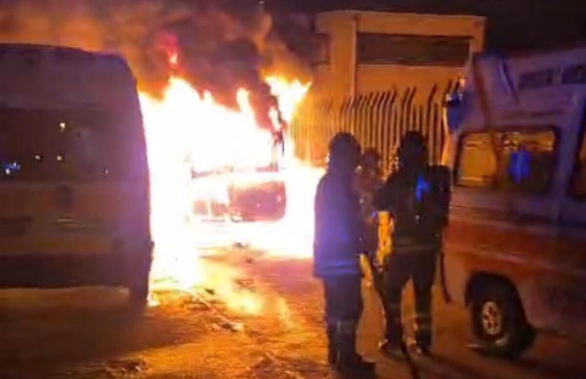 Galleria foto 'Bari, tre ambulanze a fuoco nel quartiere San Paolo: le fiamme lambiscono la chiesa di San Gabriele – VIDEO' - foto 2