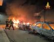 Notte di fuoco a Bitonto, incendio divampa nelle vie del centro: tre auto distrutte, palazzine evacuate