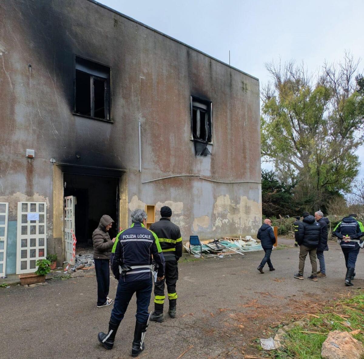 Galleria foto 'Brindisi, incendio nel centro per migranti: «Gesto intimidatorio, un attacco ai diritti»' - foto 2