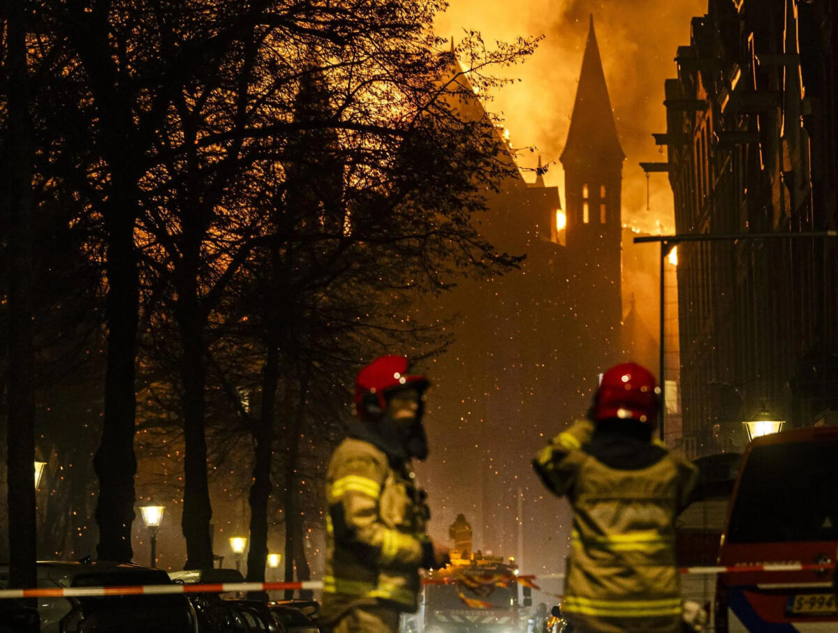 Amsterdam, a fuoco la storica chiesa di Vondelkerk: crolla il campanile, evacuate decine di abitazioni – VIDEO Amsterdam, a fuoco la storica chiesa di Vondelkerk: crolla il campanile, evacuate decine di abitazioni – VIDEO