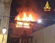Paura a Rutigliano, divampa l’incendio in una mansarda nel centro storico: evacuate alcune famiglie – FOTO
