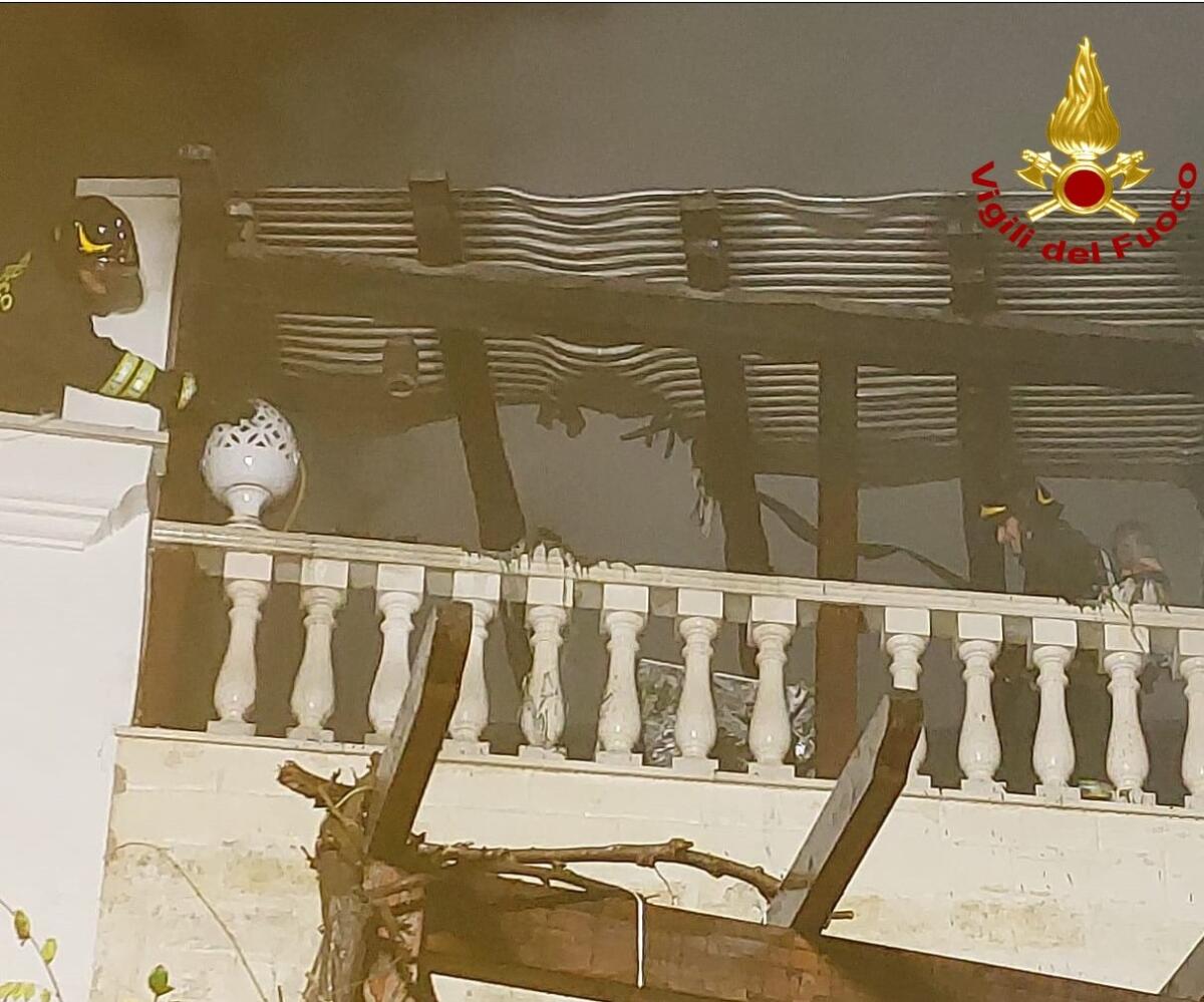 Galleria foto 'Paura a Rutigliano, divampa l’incendio in una mansarda nel centro storico: evacuate alcune famiglie – FOTO' - foto 2
