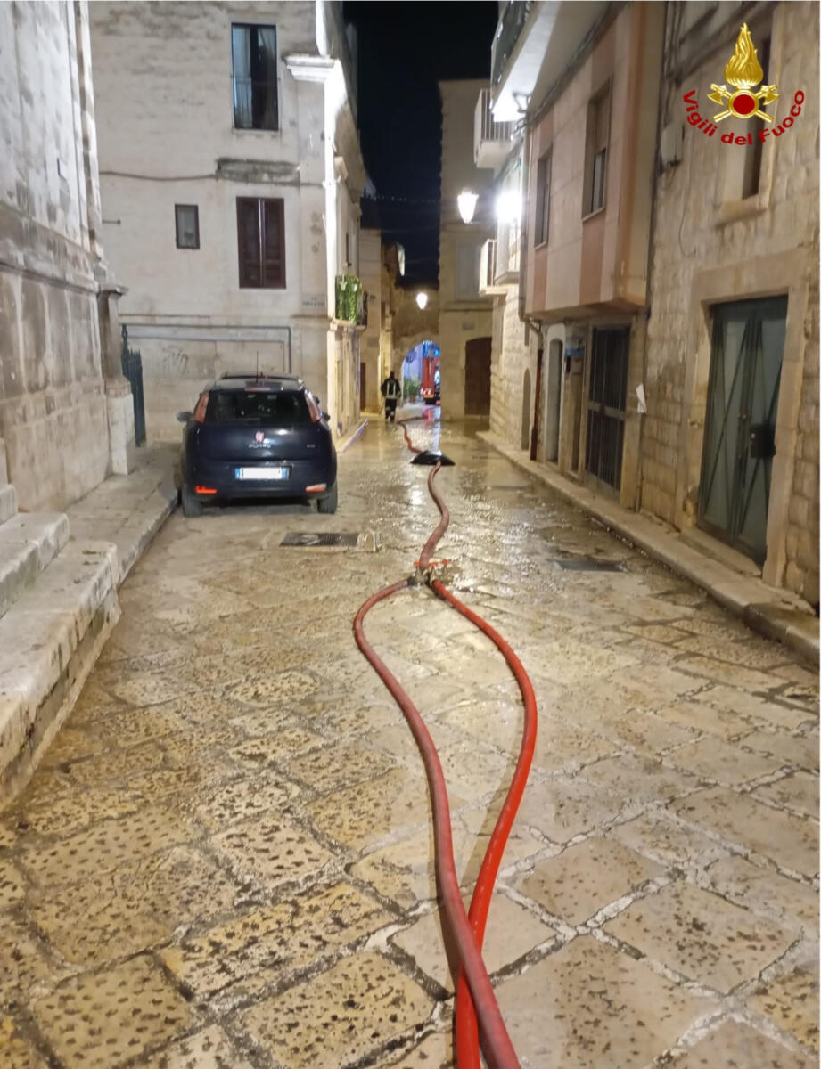Galleria foto 'Paura a Rutigliano, divampa l’incendio in una mansarda nel centro storico: evacuate alcune famiglie – FOTO' - foto 3