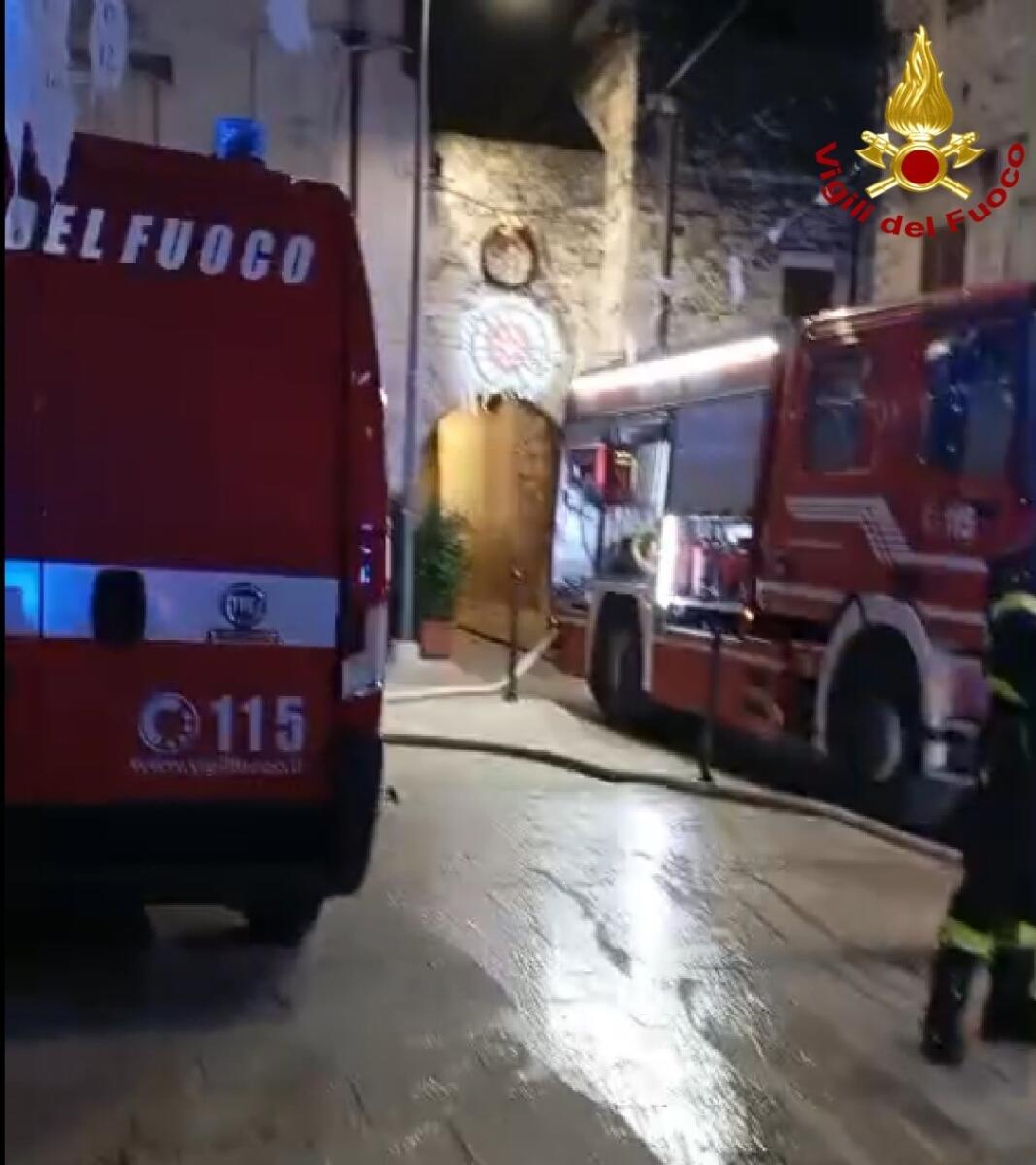 Galleria foto 'Paura a Rutigliano, divampa l’incendio in una mansarda nel centro storico: evacuate alcune famiglie – FOTO' - foto 1