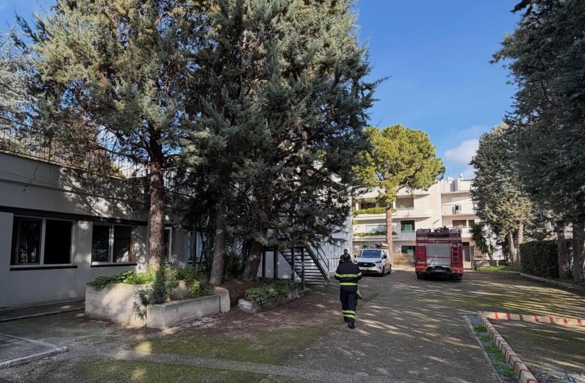 Galleria foto 'Rutigliano, classi evacuate per un principio di incendio in una scuola' - foto 1