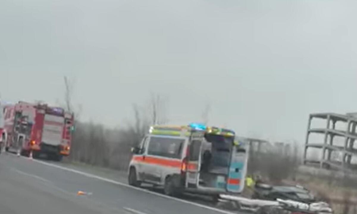 Galleria foto 'Schianto tra due auto sull’A1: feriti in quattro, uno in rianimazione. Traffico in tilt – VIDEO' - foto 1