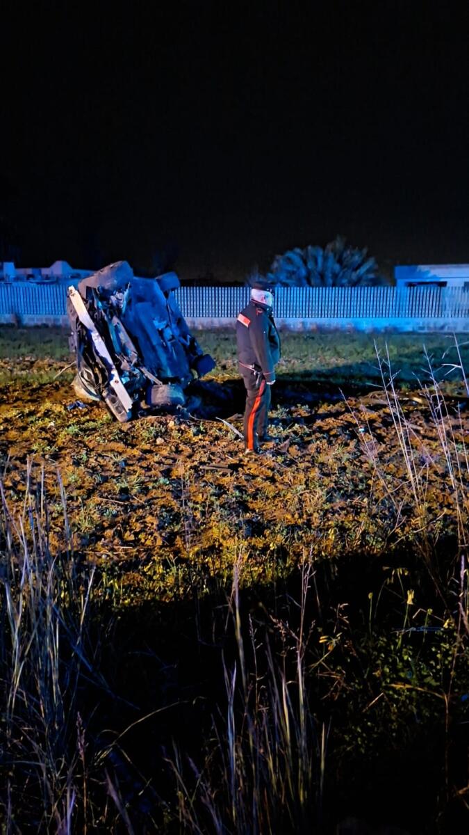 Incidente mortale in Salento, perde la vita un 24enne: ferito passeggero di 21 anni Incidente mortale in Salento, perde la vita un 24enne: ferito passeggero di 21 anni
