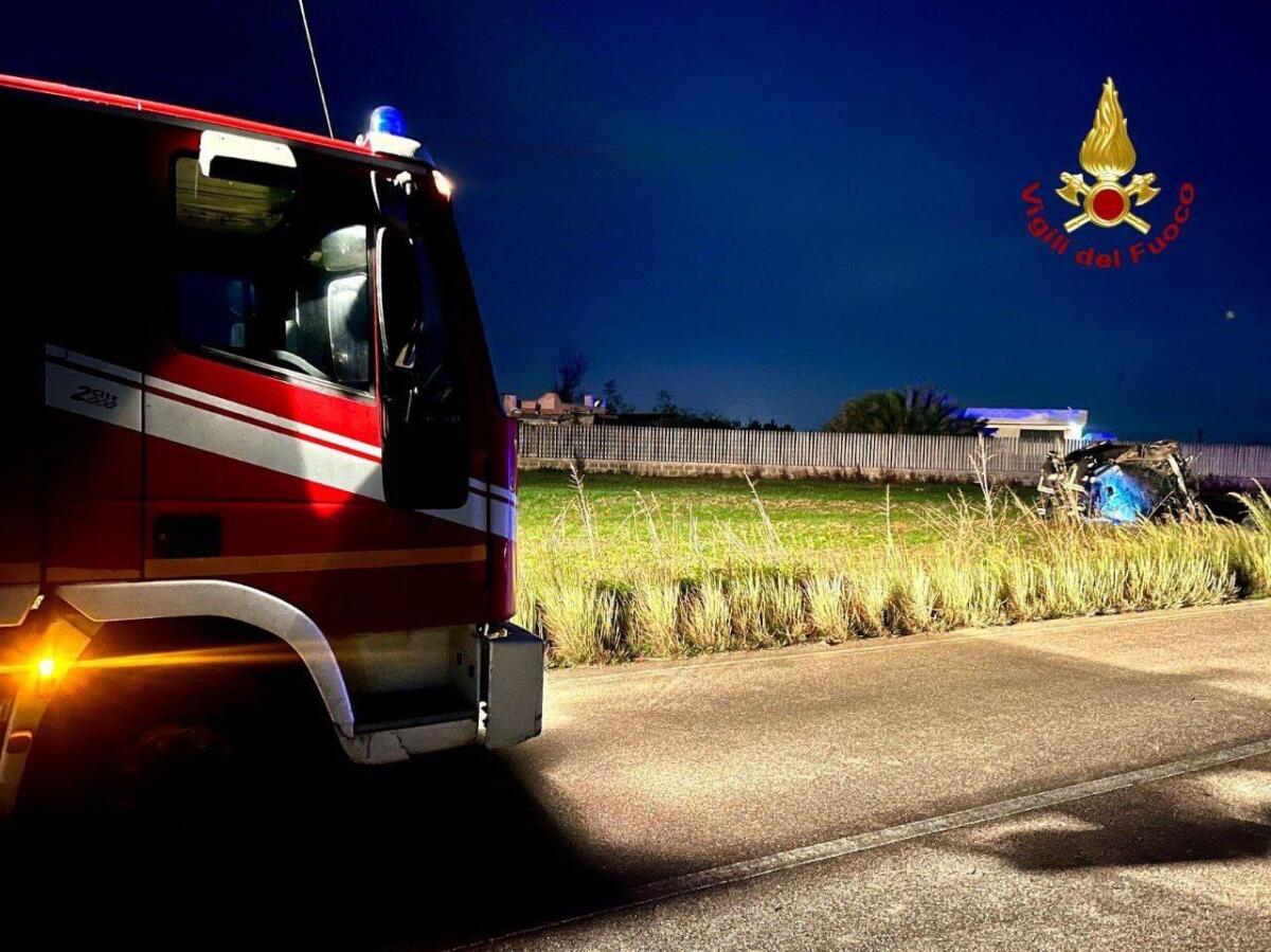 Incidente mortale in Salento, perde la vita un 24enne: ferito passeggero di 21 anni Incidente mortale in Salento, perde la vita un 24enne: ferito passeggero di 21 anni