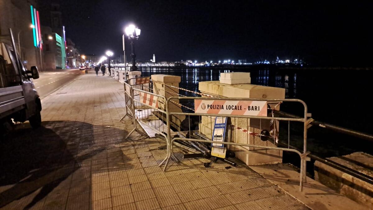 Galleria foto 'Incidente nella notte sul lungomare di Bari: un ferito in codice rosso' - foto 1