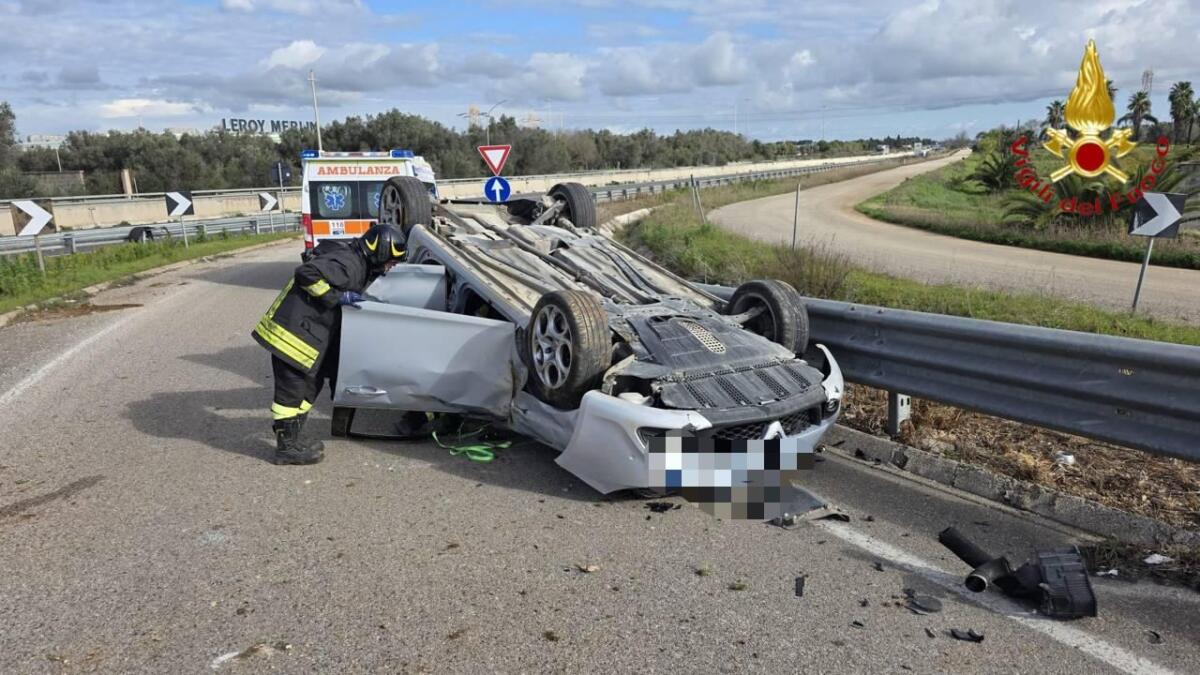 Galleria foto 'Incidente a Mesagne, auto si ribalta in curva dopo l’impatto contro il guard rail: ferito il conducente' - foto 1