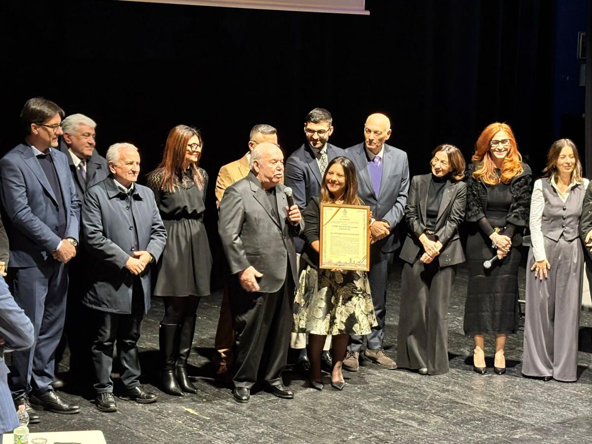 Lino Banfi cittadino onorario di San Severo: «Ha sempre amato la Puglia». E sul palco scherza sulla vecchiaia Lino Banfi cittadino onorario di San Severo: «Ha sempre amato la Puglia». E sul palco scherza sulla vecchiaia
