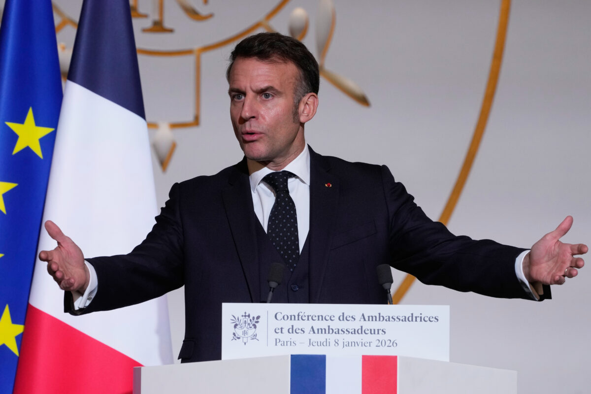 La Francia vieta i social agli under 15: approvata la legge, per Macron è un passo storico La Francia vieta i social agli under 15: approvata la legge, per Macron è un passo storico