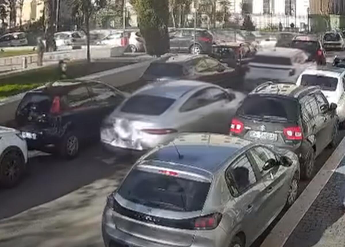Galleria foto 'Shock a San Severo, rubano una Mercedes in pieno giorno: il proprietario li rincorre gridando. Ritrovata in un casolare – VIDEO' - foto 1