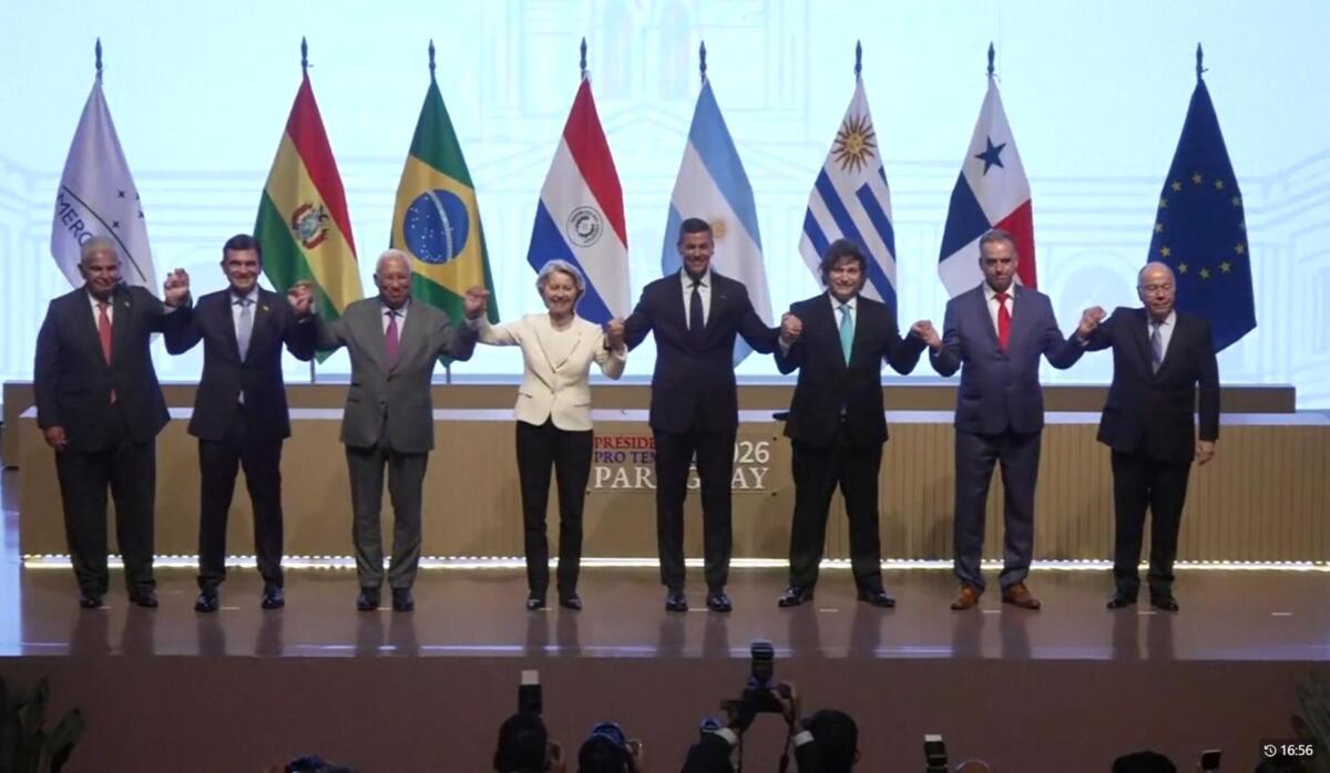 Galleria foto 'Ue-Mercosur, firmato l’accordo: via i dazi su 90% degli scambi. Milei: «Grazie a Meloni»' - foto 4