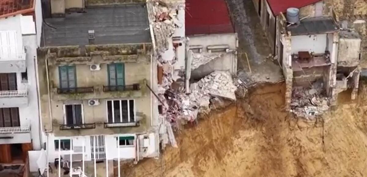 Galleria foto 'Frana di Niscemi: crolla palazzina di tre piani, il sindaco: «28 anni per ottenere fondi del ’97»' - foto 1
