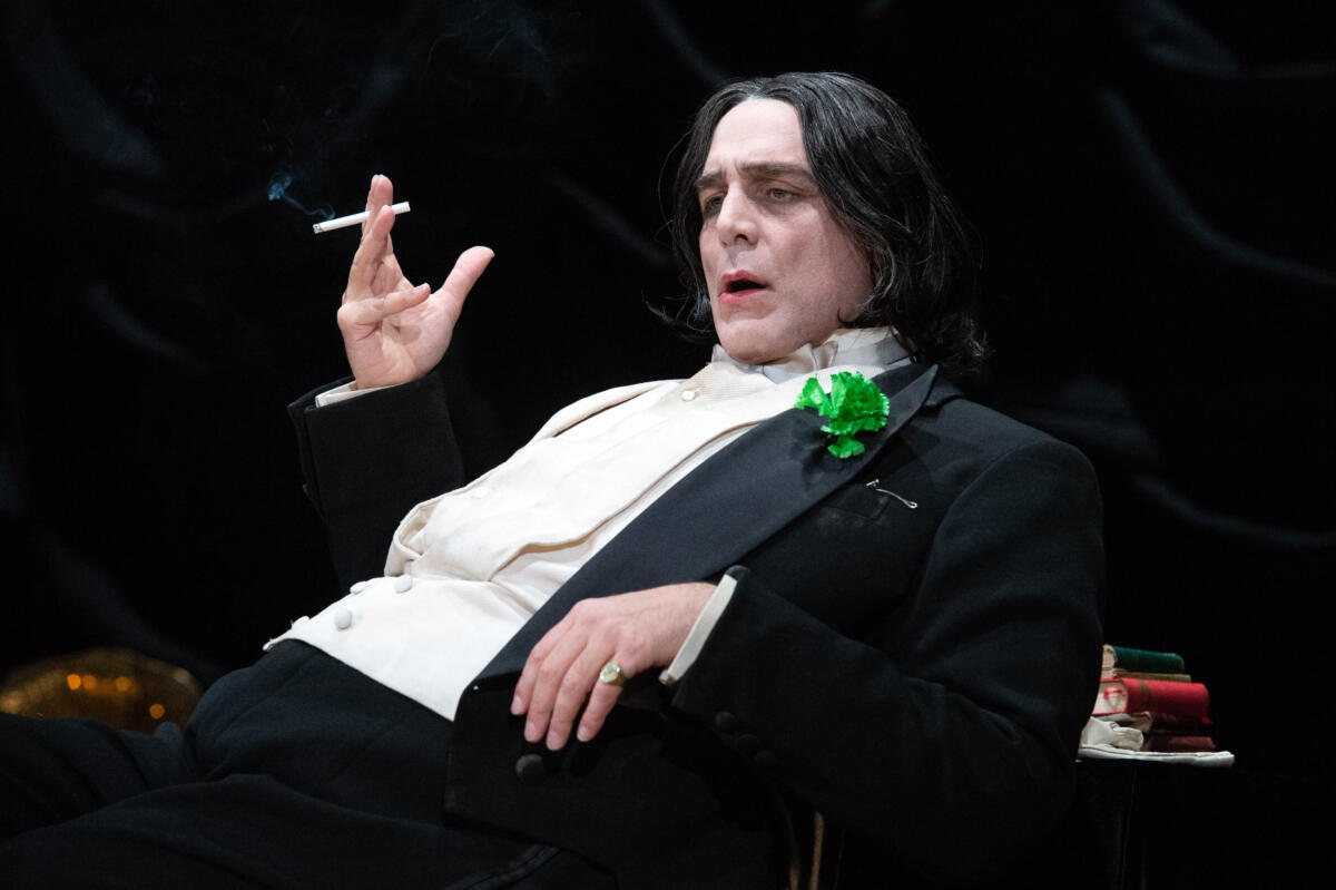 Un dandy esule e scandaloso, Il ritratto dell’ultimo Oscar Wilde Un dandy esule e scandaloso, Il ritratto dell’ultimo Oscar Wilde