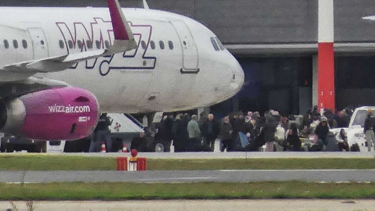 Tensione all’aeroporto di Brindisi, voli per Tirana dirottati per maltempo: passeggeri invadono la pista Tensione all’aeroporto di Brindisi, voli per Tirana dirottati per maltempo: passeggeri invadono la pista