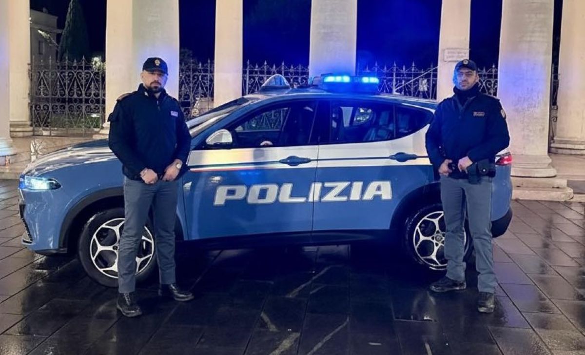 Galleria foto 'Foggia, poliziotti salvano un 25enne che stava per lanciarsi da un ponte: il giovane afferrato in extremis' - foto 1