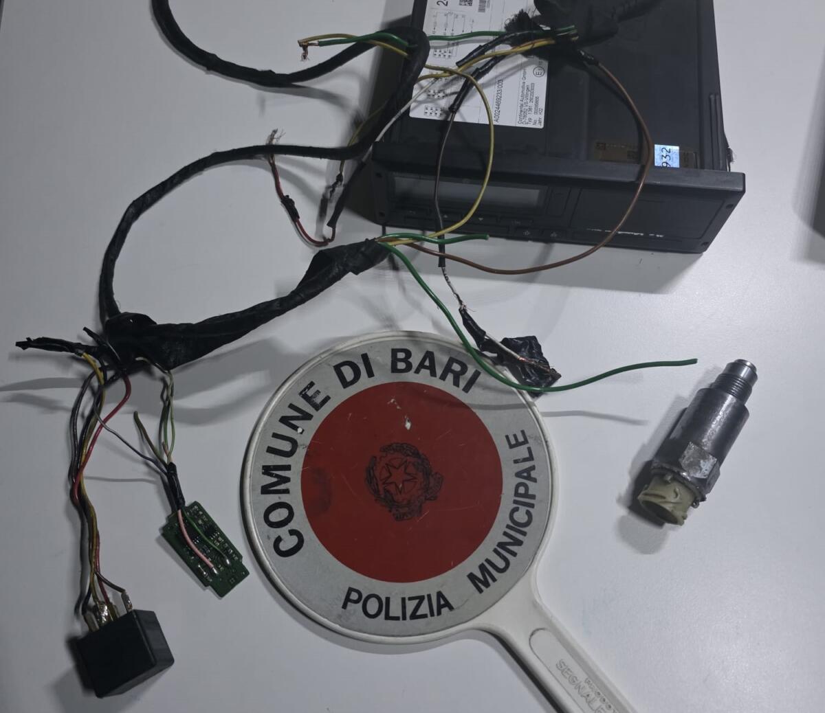 Galleria foto 'Bari, scoperto alla guida di un tir con tachigrafo manomesso: sanzionato l’autista' - foto 1