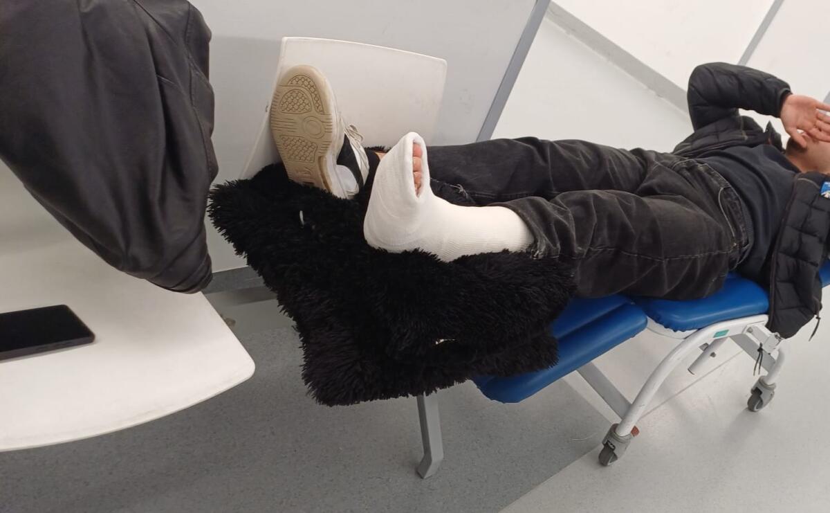 Galleria foto 'Bari, la denuncia in Pronto Soccorso: «Ragazzo con gamba rotta in attesa da 17 ore. Il Sindaco intervenga subito»' - foto 1