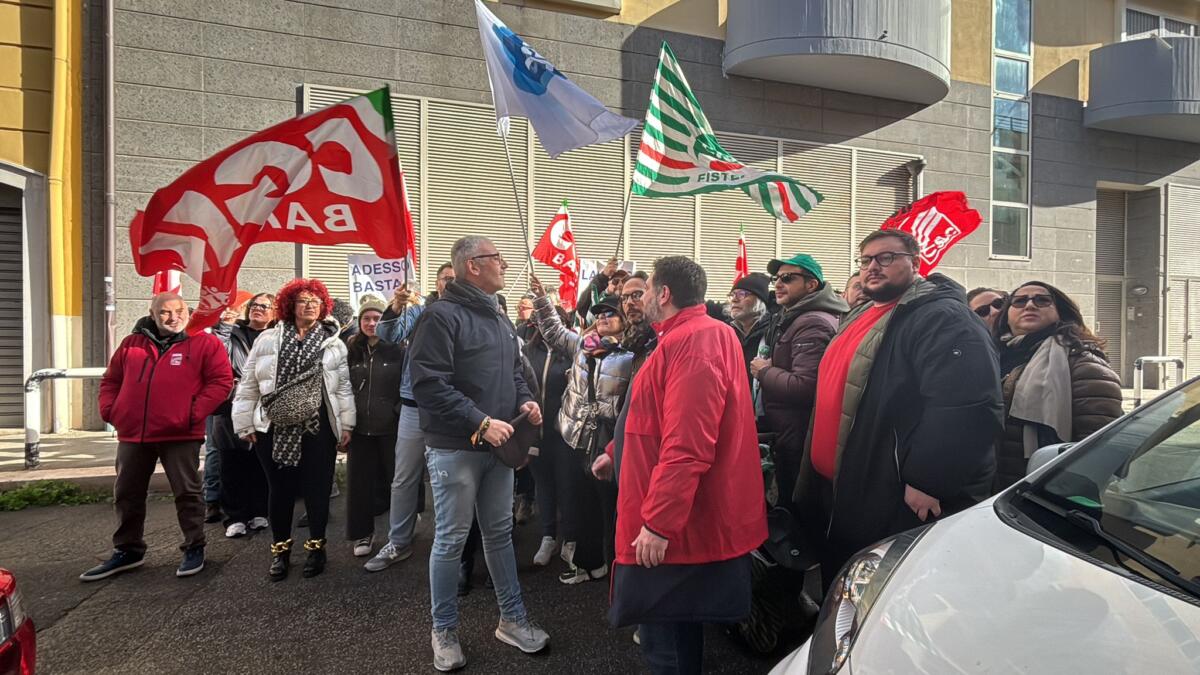 Galleria foto 'Bari, lavoratori dei call center dell’Enel in piazza: «No all’intelligenza artificiale per sostituirci»' - foto 1