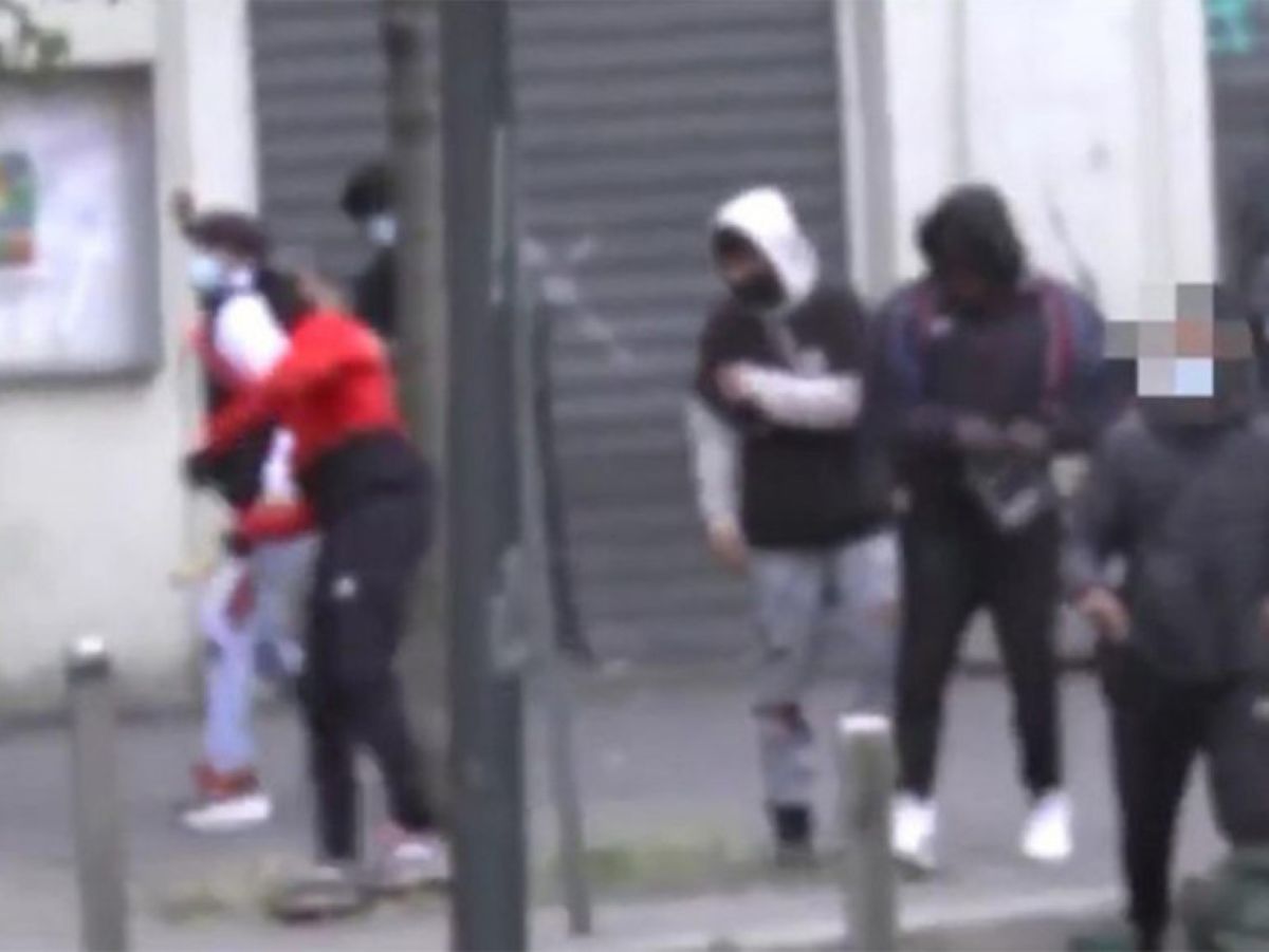 Bari, scippo in pieno giorno a Poggiofranco: una pensionata rapinata da un gruppo di giovanissimi Bari, scippo in pieno giorno a Poggiofranco: una pensionata rapinata da un gruppo di giovanissimi