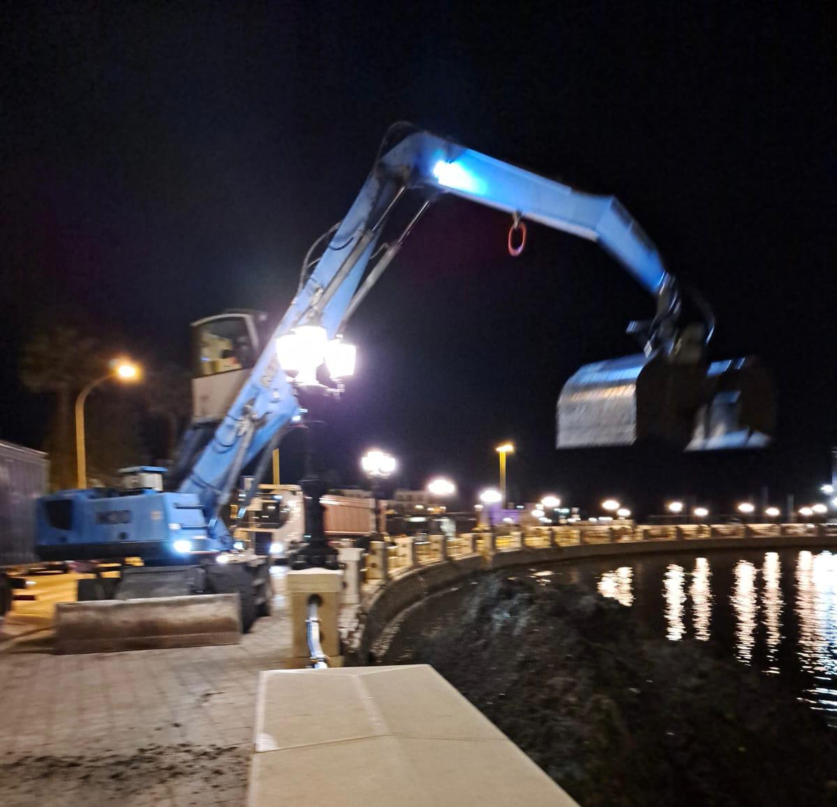 Bari, via alle operazioni di rimozione della posidonia dal molo San Nicola: l’Amiu al lavoro – VIDEO Bari, via alle operazioni di rimozione della posidonia dal molo San Nicola: l’Amiu al lavoro – VIDEO