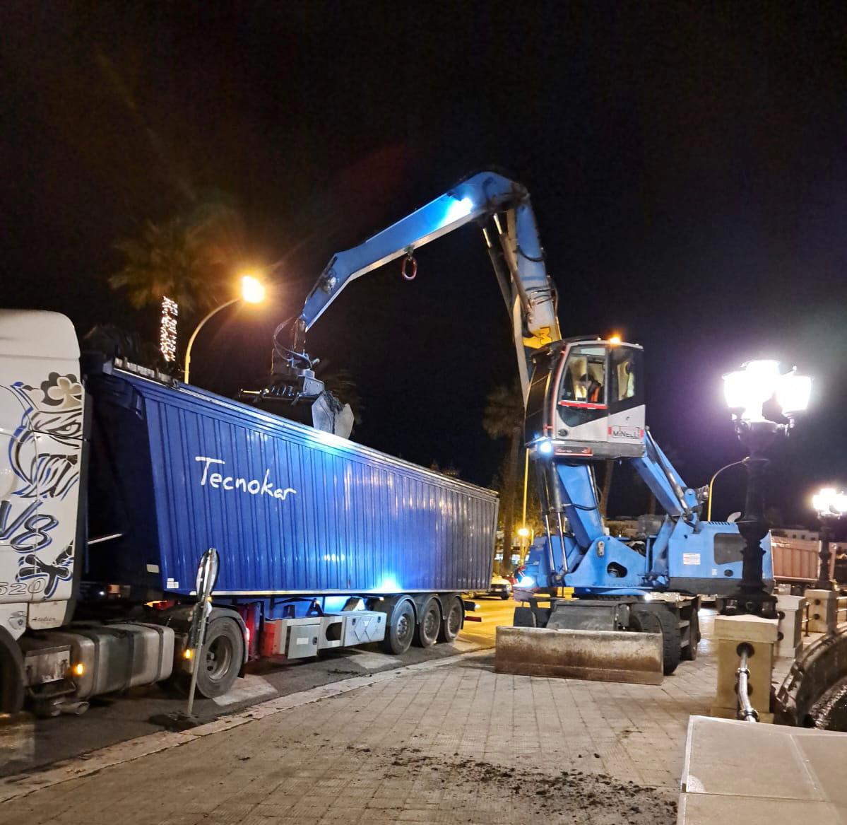 Bari, via alle operazioni di rimozione della posidonia dal molo San Nicola: l’Amiu al lavoro – VIDEO Bari, via alle operazioni di rimozione della posidonia dal molo San Nicola: l’Amiu al lavoro – VIDEO